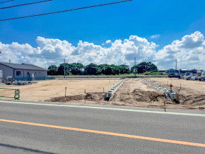 米子市河崎、土地の前面道路を含む現地写真画像です