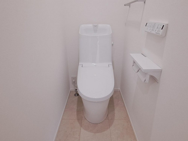 鳥取市湖山町南、新築一戸建てのトイレ画像です