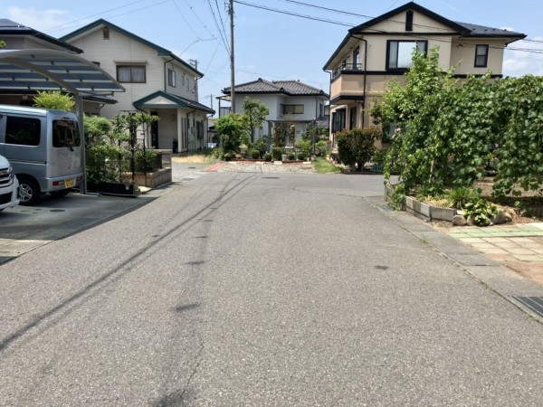 須坂市大字小河原、中古一戸建ての前面道路を含む現地写真画像です