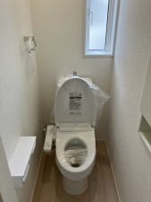 長野市大字北堀、新築一戸建てのトイレ画像です