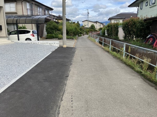 長野市大字北堀、新築一戸建ての前面道路を含む現地写真画像です