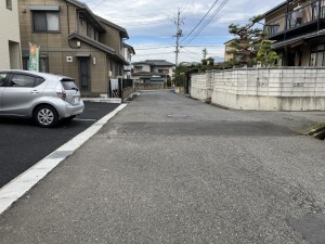 須坂市大字日滝、新築一戸建ての前面道路を含む現地写真画像です