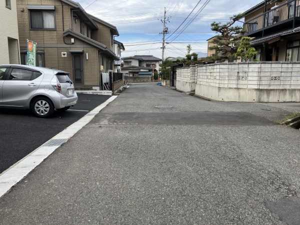須坂市大字日滝、新築一戸建ての前面道路を含む現地写真画像です
