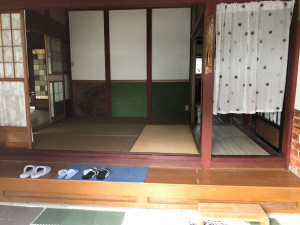 米原市堂谷、中古一戸建ての玄関画像です