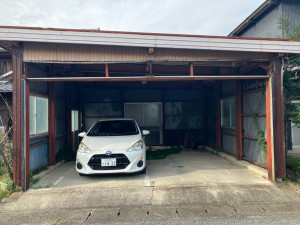 米原市堂谷、中古一戸建ての駐車場画像です