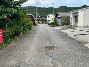 米原市堂谷、中古一戸建ての前面道路を含む現地写真画像です