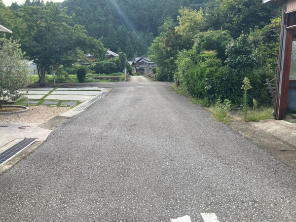 米原市堂谷、中古一戸建ての前面道路を含む現地写真画像です