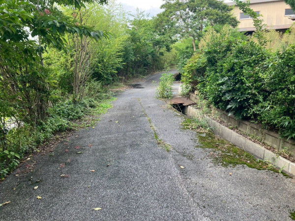 米原市堂谷、中古一戸建ての前面道路を含む現地写真画像です