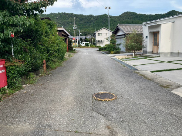 米原市堂谷、中古一戸建ての前面道路を含む現地写真画像です