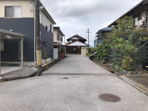 長浜市曽根町、中古一戸建ての前面道路を含む現地写真画像です