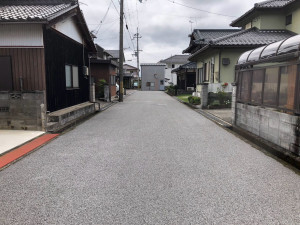 長浜市曽根町、中古一戸建ての前面道路を含む現地写真画像です