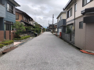 長浜市曽根町、中古一戸建ての前面道路を含む現地写真画像です