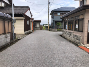 長浜市曽根町、中古一戸建ての前面道路を含む現地写真画像です