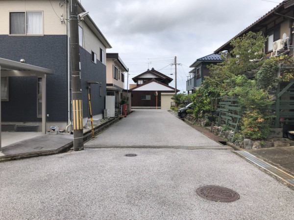 長浜市曽根町、中古一戸建ての前面道路を含む現地写真画像です