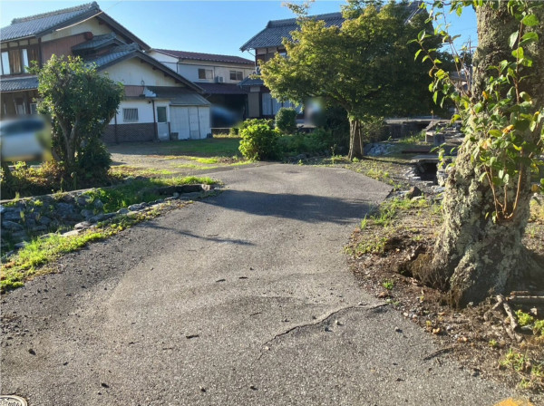 長浜市北池町、中古一戸建ての前面道路を含む現地写真画像です