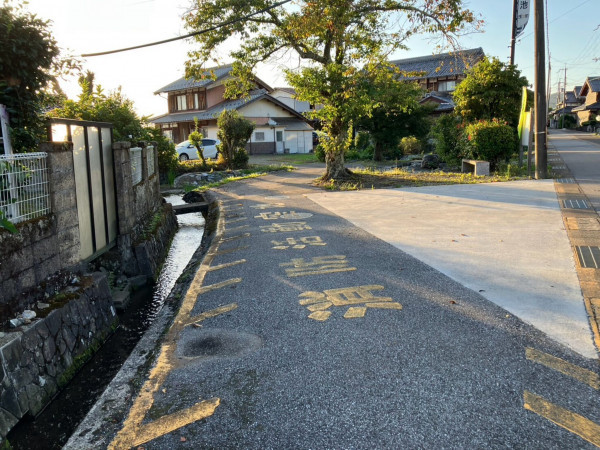 長浜市北池町、中古一戸建ての前面道路を含む現地写真画像です