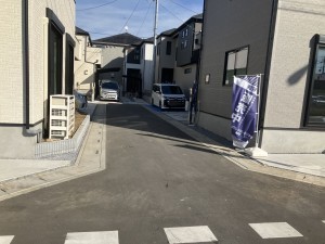 上尾市浅間台、新築一戸建ての前面道路を含む現地写真画像です