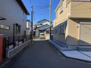 上尾市大字上、新築一戸建ての前面道路を含む現地写真画像です