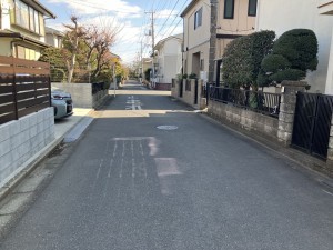 上尾市大字小泉、土地の前面道路を含む現地写真画像です