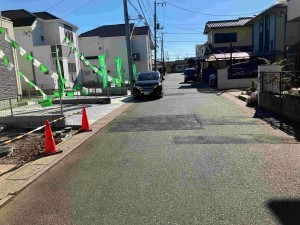 上尾市小泉、新築一戸建ての前面道路を含む現地写真画像です