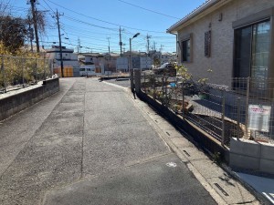 上尾市大字瓦葺、新築一戸建ての前面道路を含む現地写真画像です