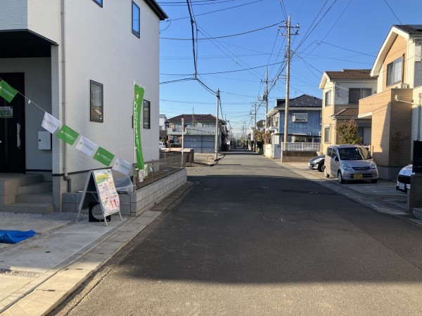 上尾市浅間台、新築一戸建ての前面道路を含む現地写真画像です