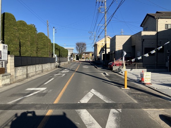 上尾市大字上、新築一戸建ての前面道路を含む現地写真画像です