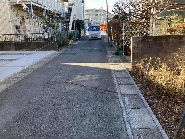 上尾市大字原市、新築一戸建ての前面道路を含む現地写真画像です