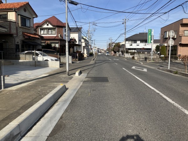 上尾市向山、新築一戸建ての前面道路を含む現地写真画像です