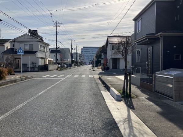 上尾市向山、新築一戸建ての前面道路を含む現地写真画像です