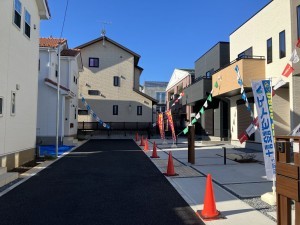 上尾市小泉、新築一戸建ての前面道路を含む現地写真画像です