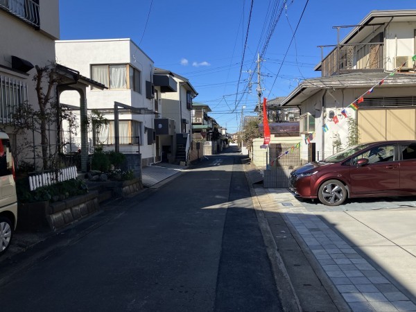 上尾市大字原市、新築一戸建ての前面道路を含む現地写真画像です