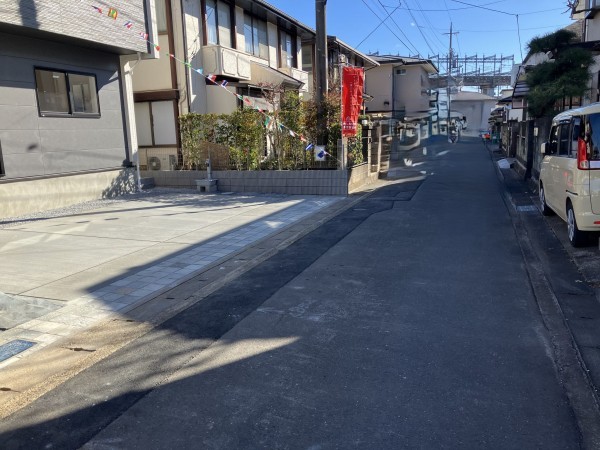 上尾市大字原市、新築一戸建ての前面道路を含む現地写真画像です