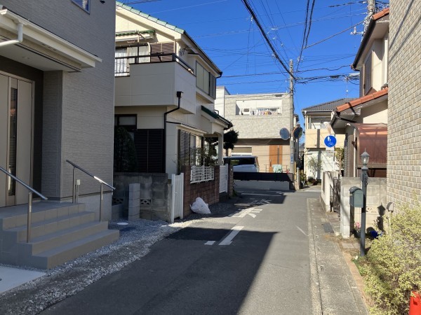 上尾市東町、新築一戸建ての前面道路を含む現地写真画像です