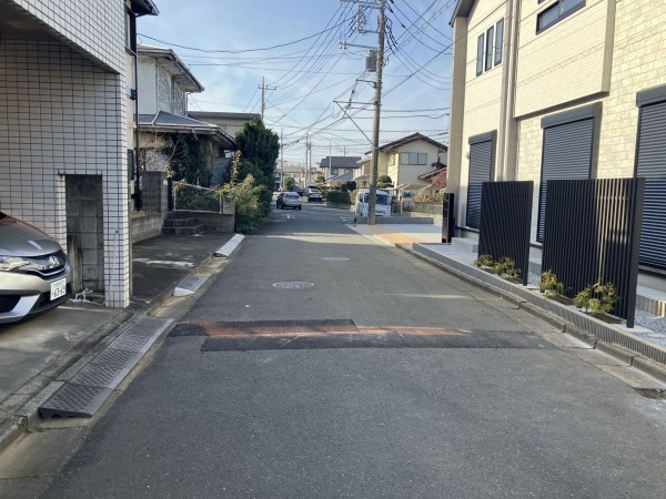 上尾市大字小泉、新築一戸建ての前面道路を含む現地写真画像です