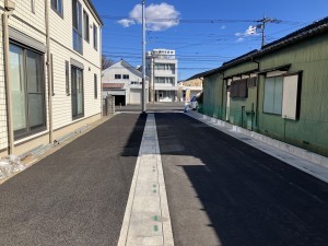 上尾市大字原市、新築一戸建ての前面道路を含む現地写真画像です