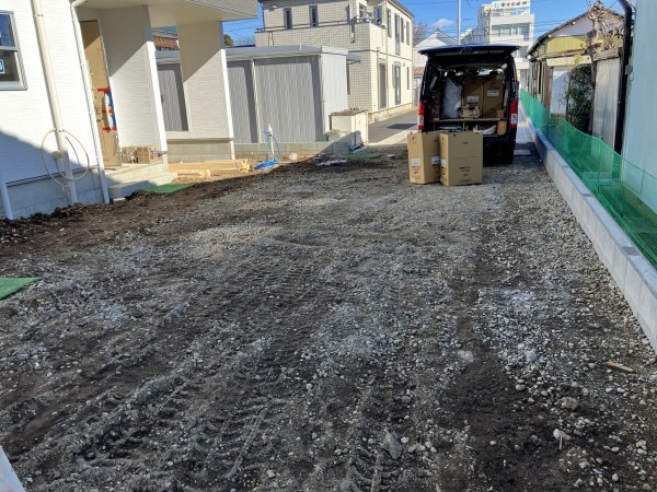 上尾市大字原市、新築一戸建ての前面道路を含む現地写真画像です