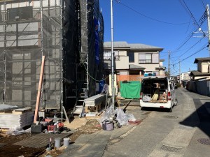 上尾市大字原市、新築一戸建ての前面道路を含む現地写真画像です