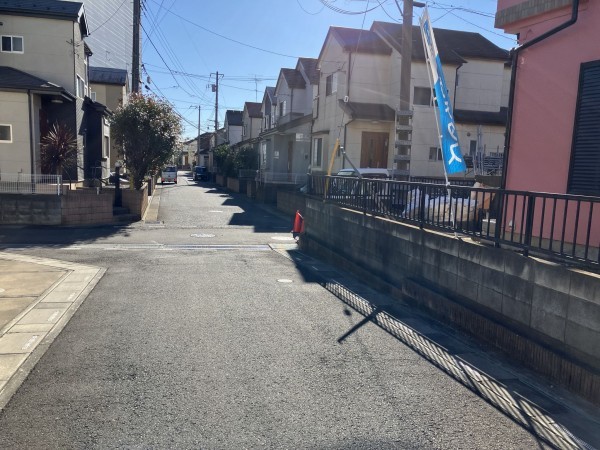 上尾市大字平塚、中古一戸建ての前面道路を含む現地写真画像です