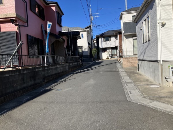 上尾市大字平塚、中古一戸建ての前面道路を含む現地写真画像です