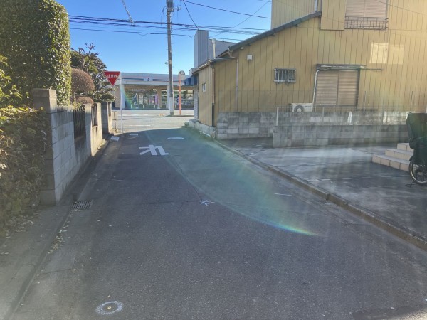 上尾市緑丘、新築一戸建ての前面道路を含む現地写真画像です