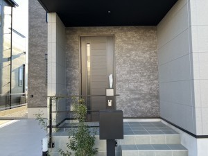 上尾市上平中央、新築一戸建ての玄関画像です