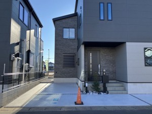 上尾市上平中央、新築一戸建ての駐車場画像です