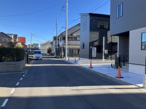 上尾市上平中央、新築一戸建ての前面道路を含む現地写真画像です