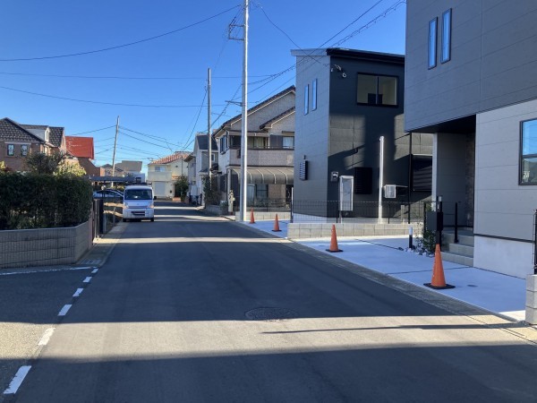 上尾市上平中央、新築一戸建ての前面道路を含む現地写真画像です