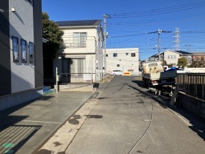 上尾市上平中央、新築一戸建ての前面道路を含む現地写真画像です