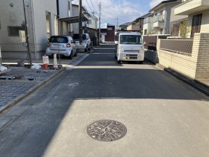 上尾市大字小泉、新築一戸建ての前面道路を含む現地写真画像です