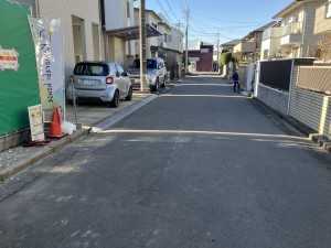 上尾市大字小泉、新築一戸建ての前面道路を含む現地写真画像です