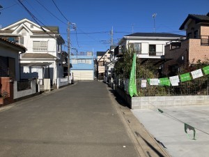 上尾市小泉、新築一戸建ての前面道路を含む現地写真画像です