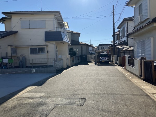 上尾市小泉、新築一戸建ての前面道路を含む現地写真画像です